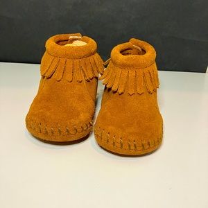 Minnetonka size 3 tan